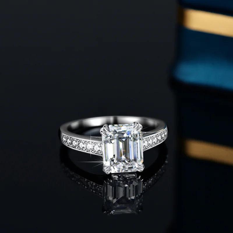 Elegant 4ct Emerald and Moissanite Wedding Ring in 925 Sterling Silver