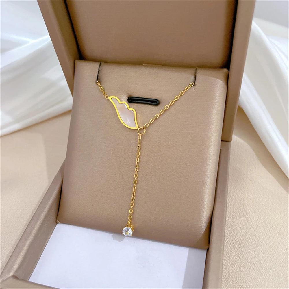 Luxury Angel Wing Shell Necklace Made of Zircon