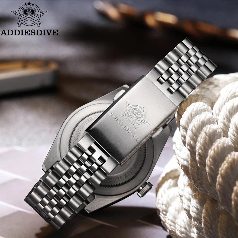 Highly Luminous Stainless Steel Quartz Watch for Diving to 200 Meters